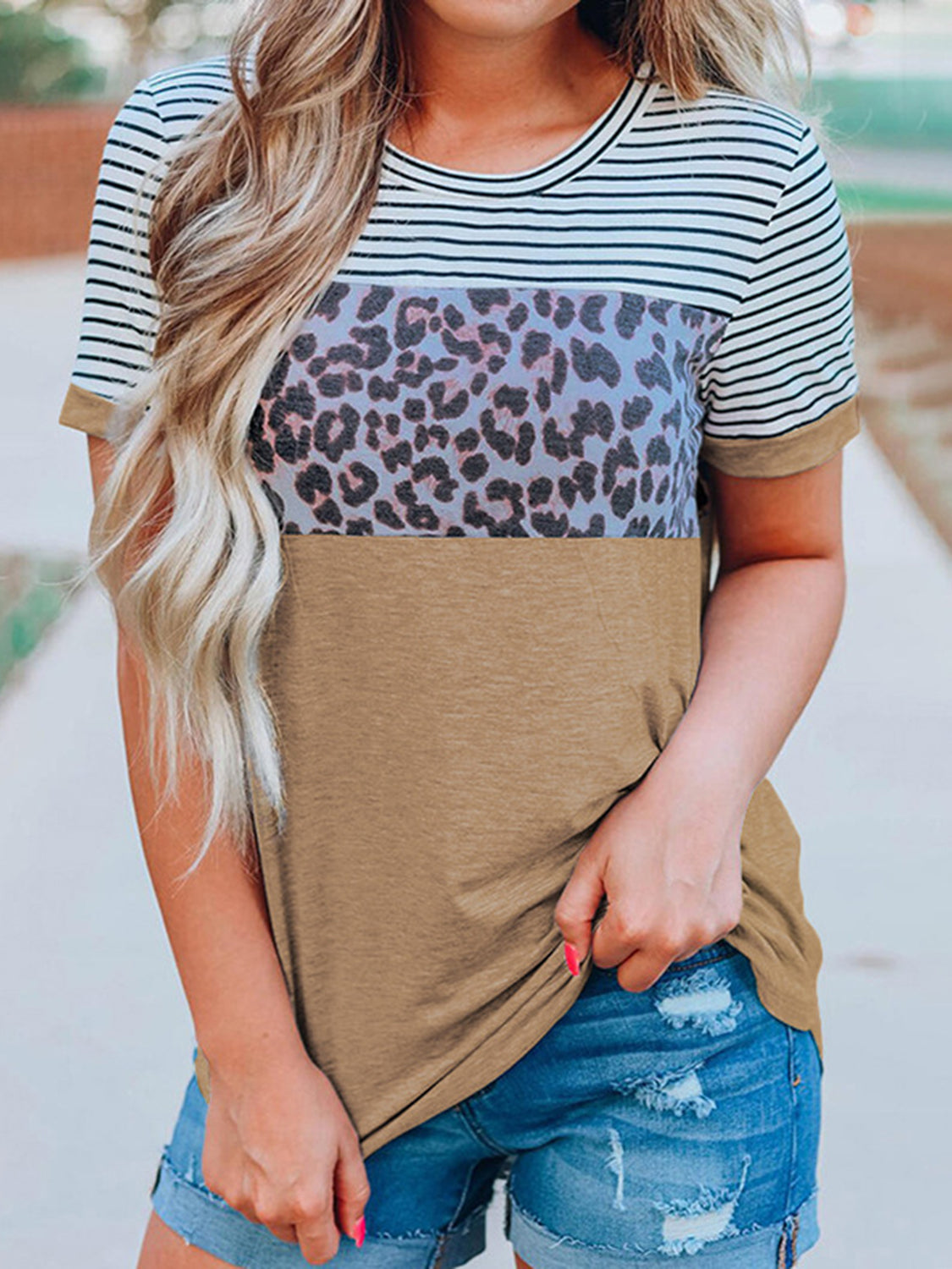 Camiseta de manga corta con cuello redondo y estampado de leopardo a rayas de tamaño completo