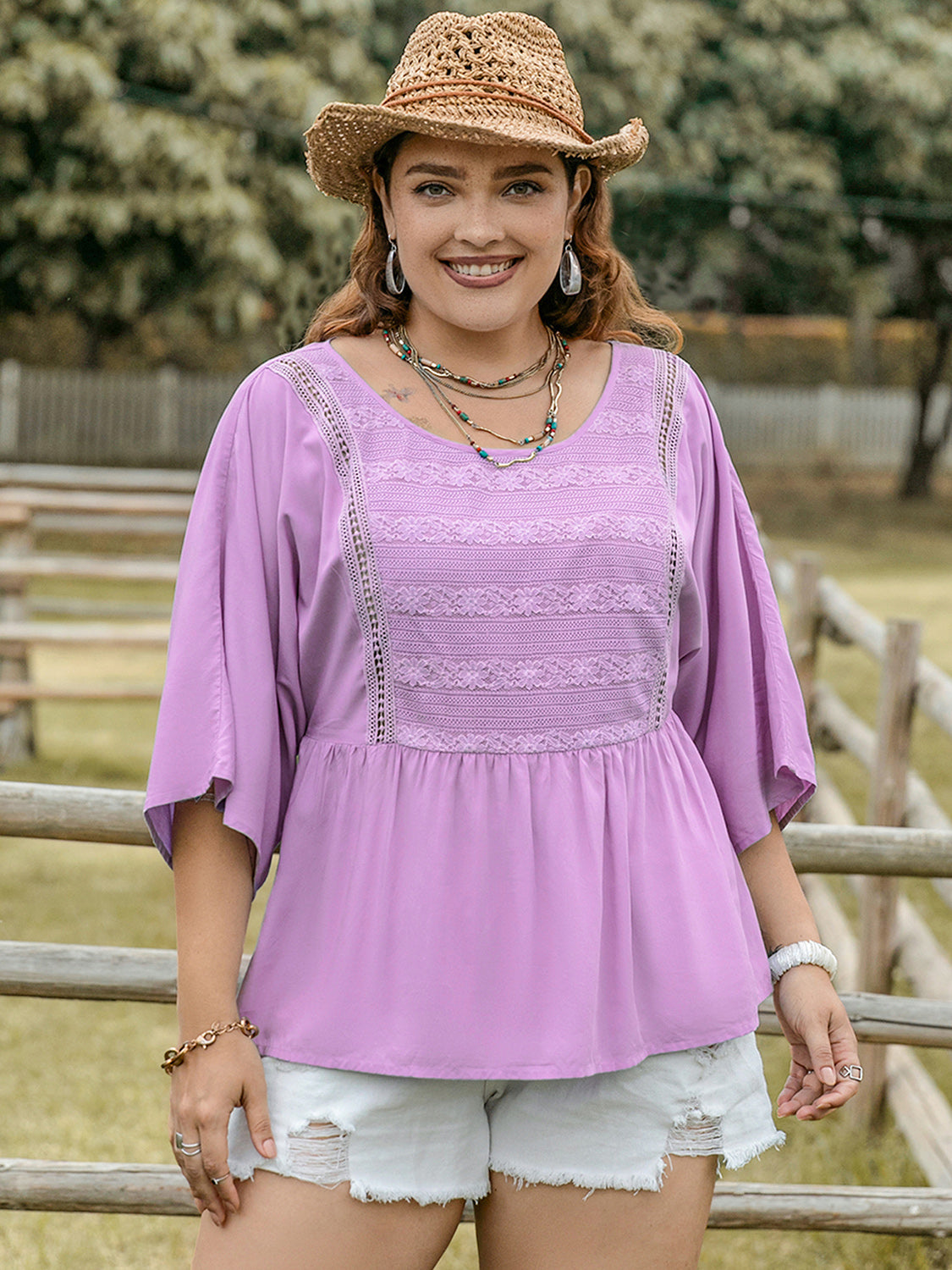 Blusa de manga tres cuartos con cuello redondo y detalle de encaje en talla grande