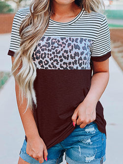 Camiseta de manga corta con cuello redondo y estampado de leopardo a rayas de tamaño completo