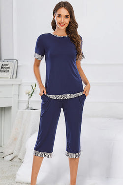 Conjunto de salón con top de manga corta y cuello redondo y pantalones capri