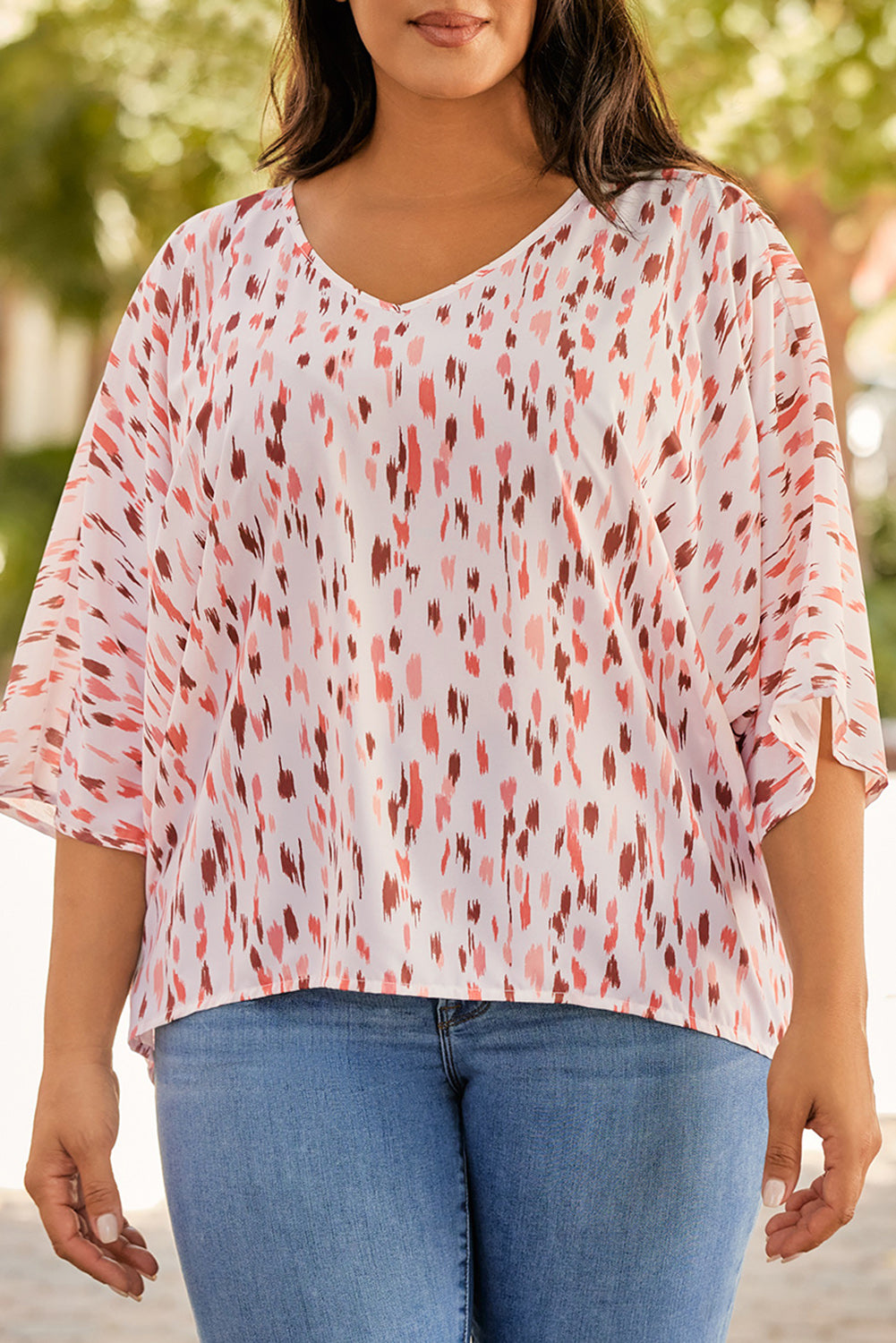 Blusa estampada con escote en V en talla grande