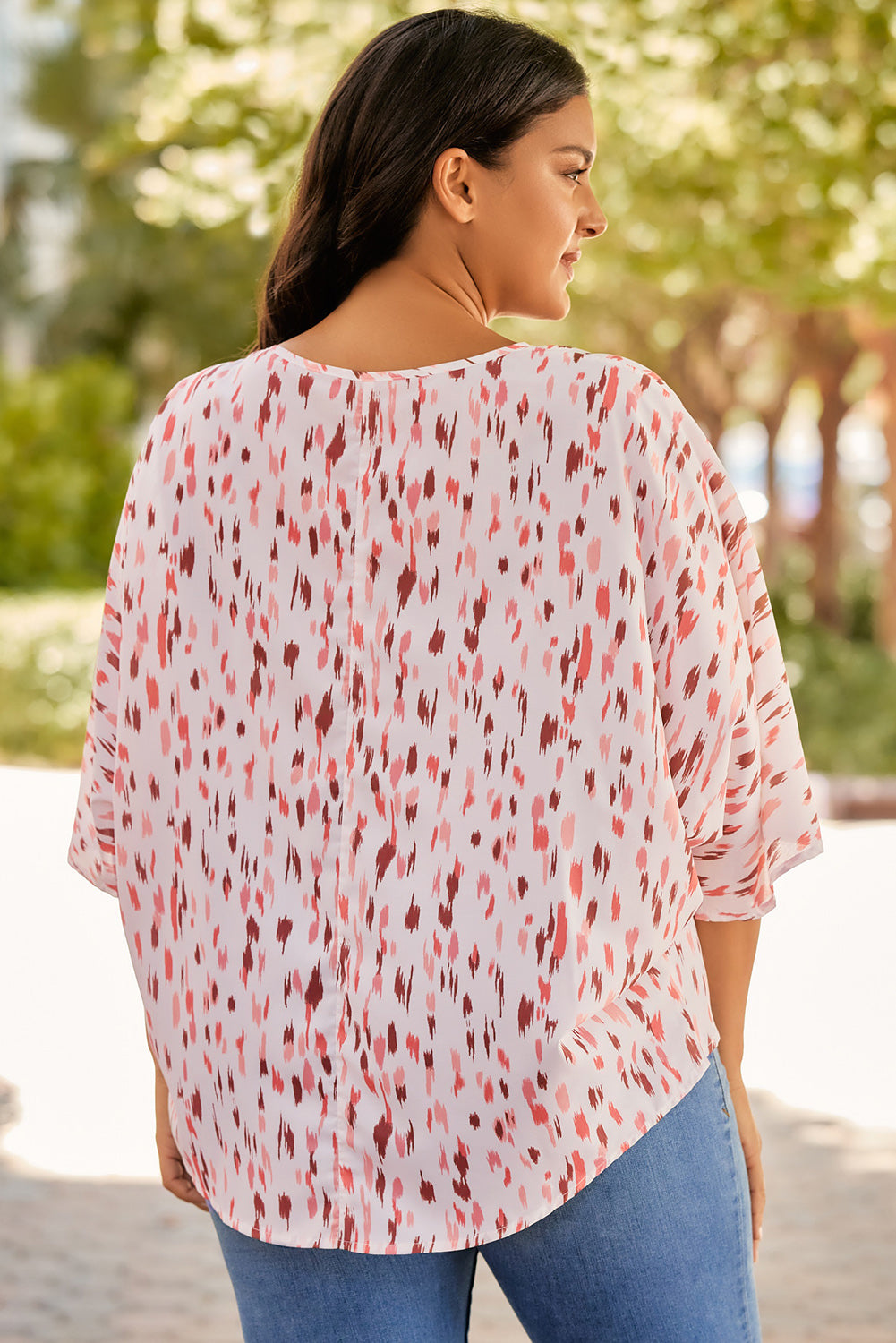 Blusa estampada con escote en V en talla grande