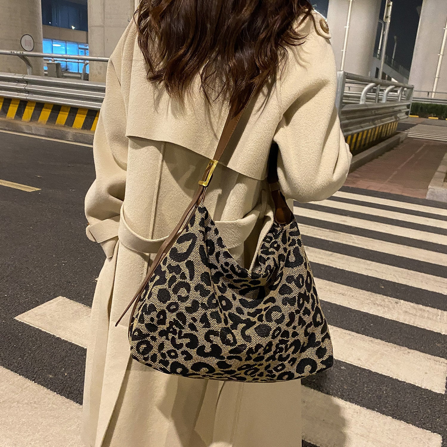 Bolso de hombro de piel sintética con estampado de leopardo