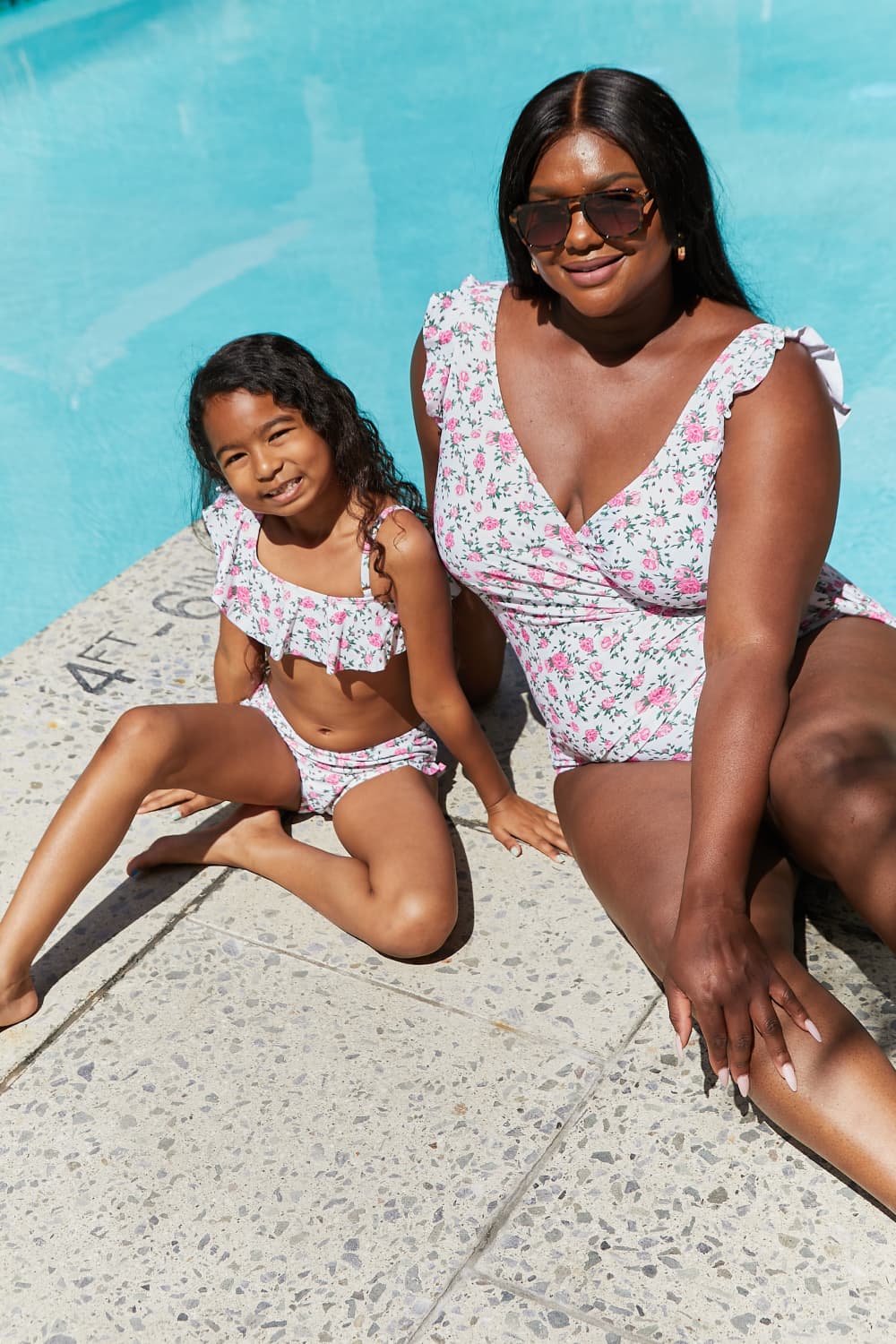 Traje de baño de una pieza con efecto cruzado y volantes flotantes de tamaño completo de Marina West Swim en rosas y blanco roto