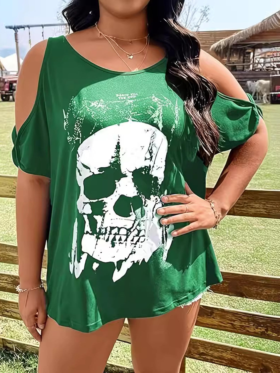 Camiseta con cuello redondo, hombros descubiertos y estampado de esqueleto en talla grande